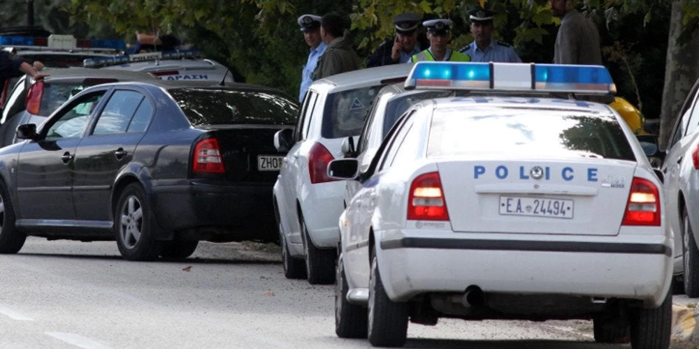 Μεγάλη αστυνομική επιχείρηση για ναρκωτικά στο Ζεφύρι – Τα πετούσαν στην τουαλέτα οι διακινητές (βίντεο)